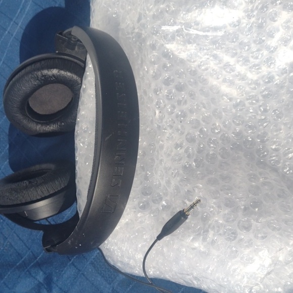Sennheiser Black Over-Ear Wired Headphones - Picture 3 of 3